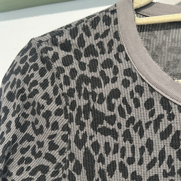 Chaser Gray Leopard Print Long Sleeve waffle knit Tee medium new - Picture 2 of 6